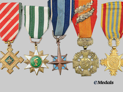 vietnam,_republic._a_mix_of_american_and_vietnam_medals_e_medals__w8553_3