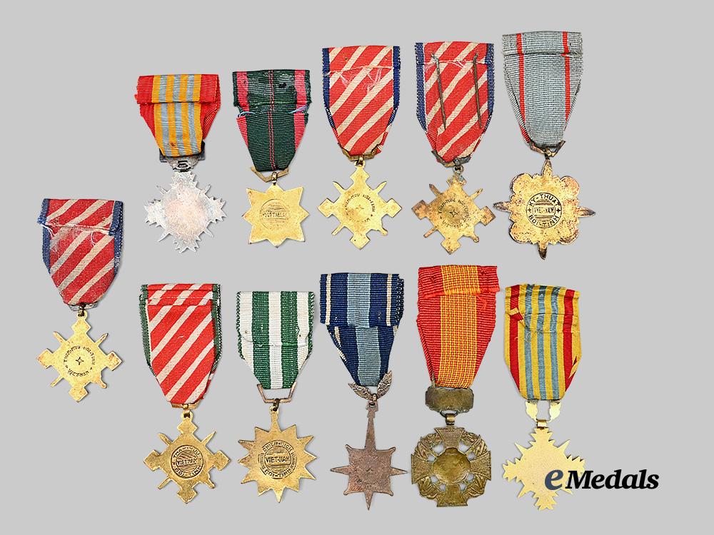 vietnam,_republic._a_mix_of_american_and_vietnam_medals_e_medals__w8553_4