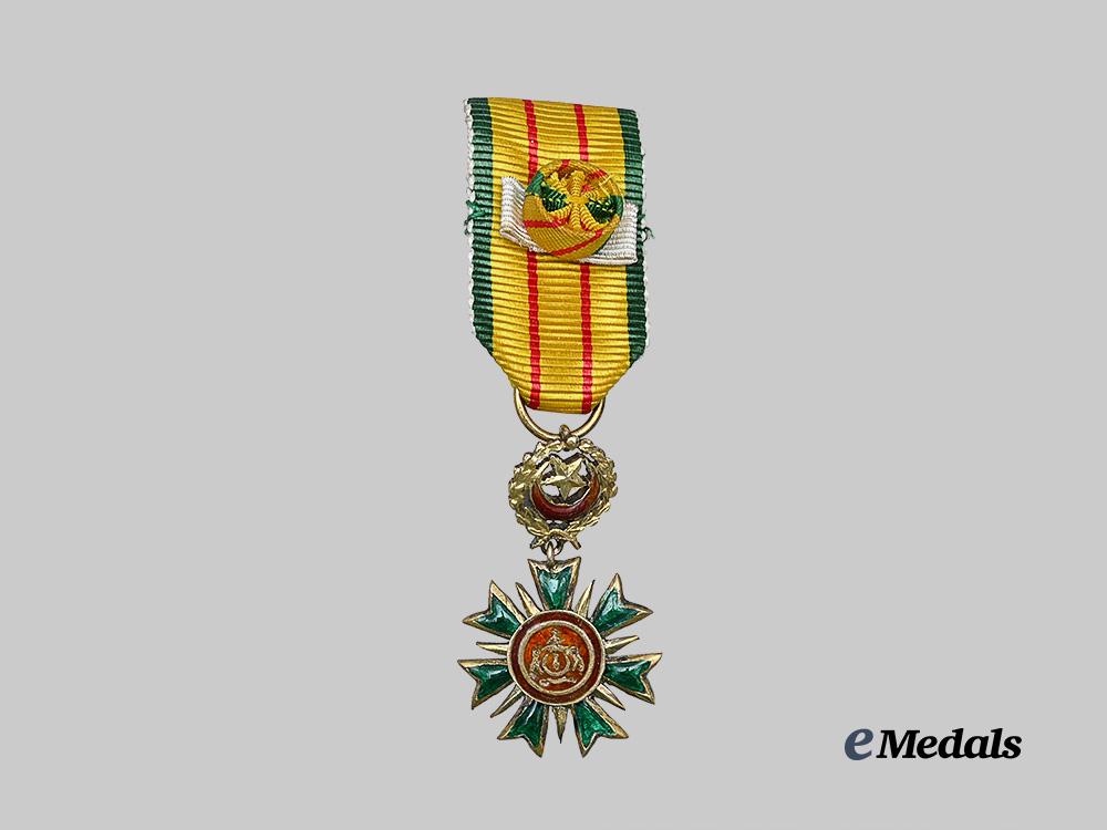 brunei,_sultanate._a_most_blessed_order_of_loyalty,_i_i_i_class_by_spink_e_medals__w8561_10