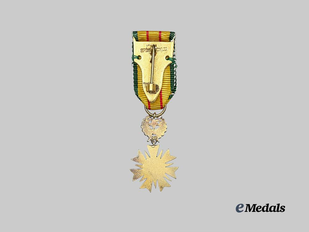 brunei,_sultanate._a_most_blessed_order_of_loyalty,_i_i_i_class_by_spink_e_medals__w8561_12