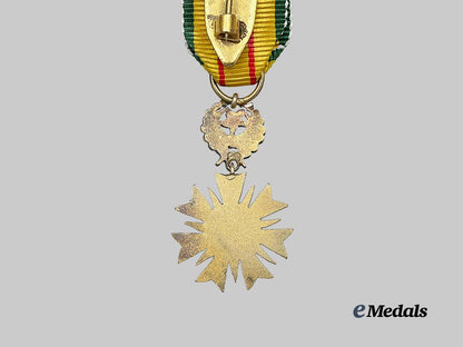 brunei,_sultanate._a_most_blessed_order_of_loyalty,_i_i_i_class_by_spink_e_medals__w8561_13