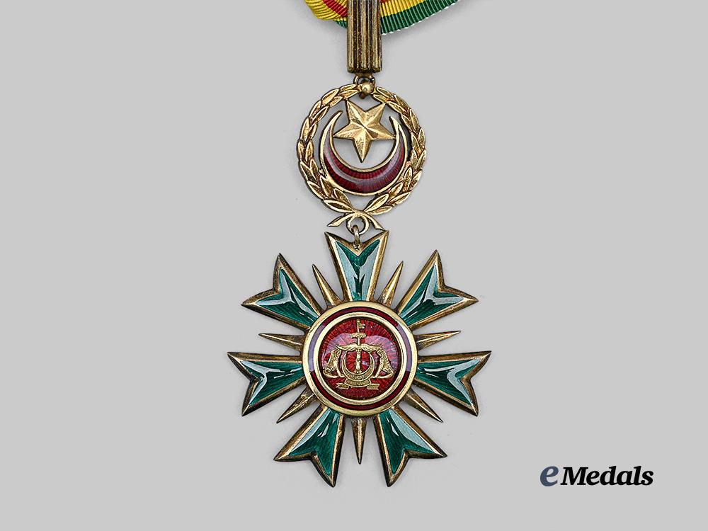 brunei,_sultanate._a_most_blessed_order_of_loyalty,_i_i_i_class_by_spink_e_medals__w8561_7