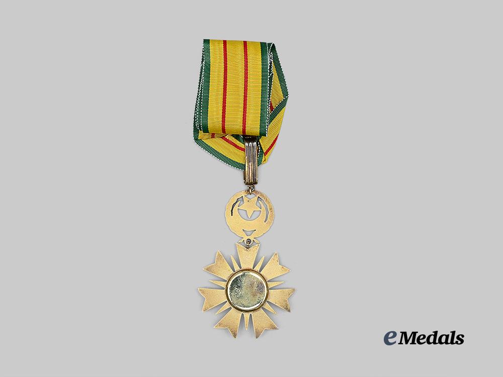 brunei,_sultanate._a_most_blessed_order_of_loyalty,_i_i_i_class_by_spink_e_medals__w8561_8