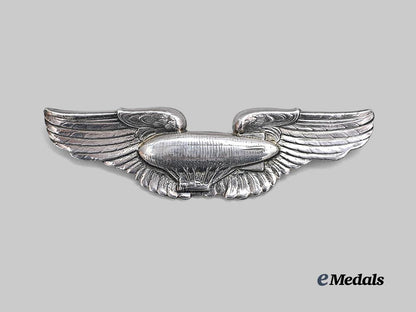 united_states._an_army_air_force_airship_pilot_badge,_by_meyer,_c.1935_e_medals__w8572_2