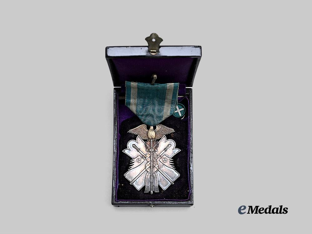 japan,_empire._a_cased_order_of_the_golden_kite,_v_i_i._class_breast_badge_with_boutonniere_e_medals__w8579_3