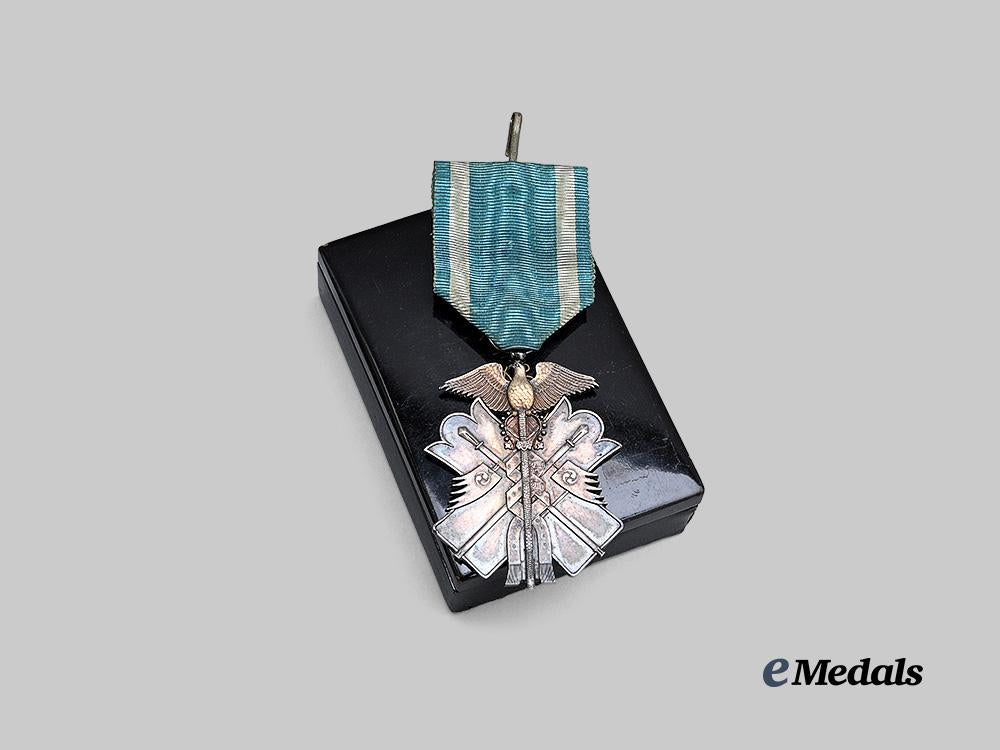 japan,_empire._a_cased_order_of_the_golden_kite,_v_i_i._class_breast_badge_with_boutonniere_e_medals__w8579_4
