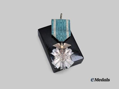 japan,_empire._a_cased_order_of_the_golden_kite,_v_i_i._class_breast_badge_with_boutonniere_e_medals__w8579_4