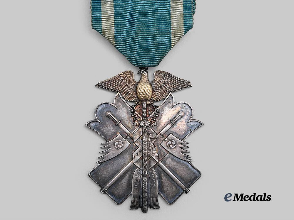 japan,_empire._a_cased_order_of_the_golden_kite,_v_i_i._class_breast_badge_with_boutonniere_e_medals__w8579_6