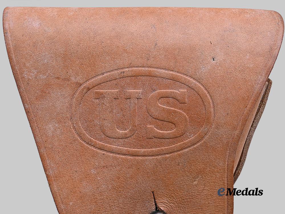 united_states._an_m1916.45_boyt1944_dated_leather_holster,_by_milwaukee_saddlery_c_o_e_medals__w8582_5
