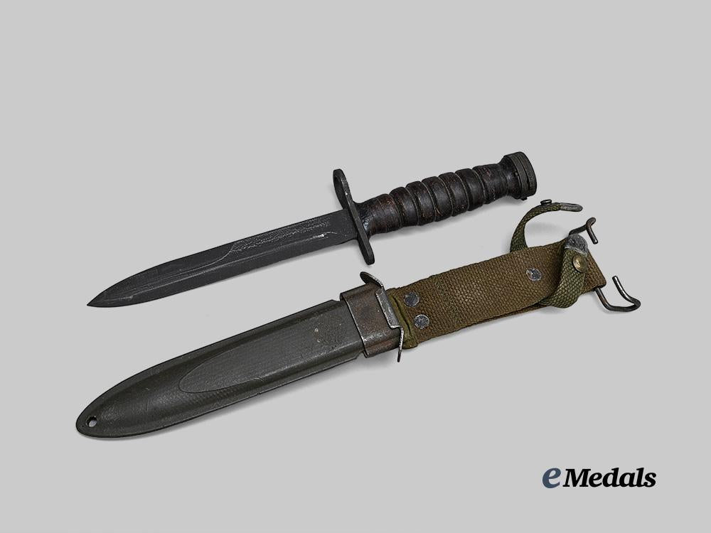 united_states._a_u_s_m4_bayonet_with_m8_scabbard,_by_b._m._co,1944_e_medals__w8594_3
