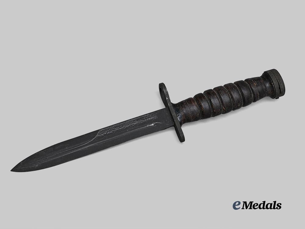united_states._a_u_s_m4_bayonet_with_m8_scabbard,_by_b._m._co,1944_e_medals__w8594_4