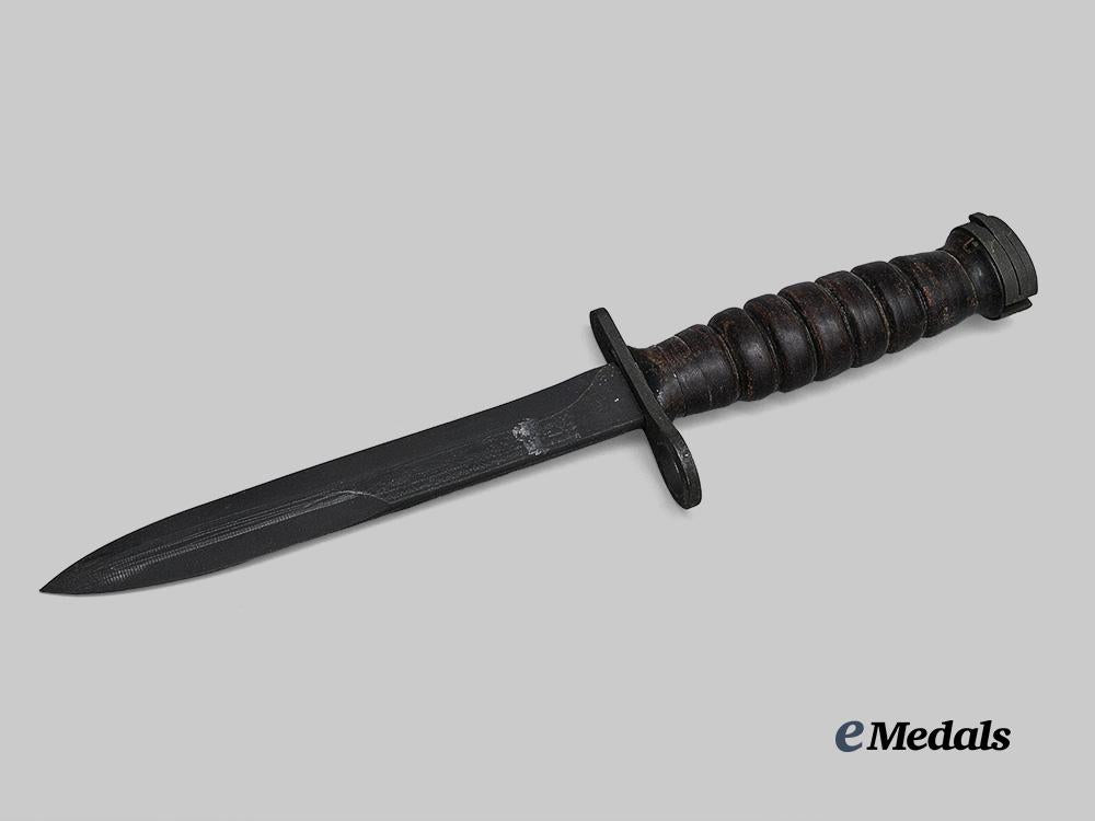 united_states._a_u_s_m4_bayonet_with_m8_scabbard,_by_b._m._co,1944_e_medals__w8594_5
