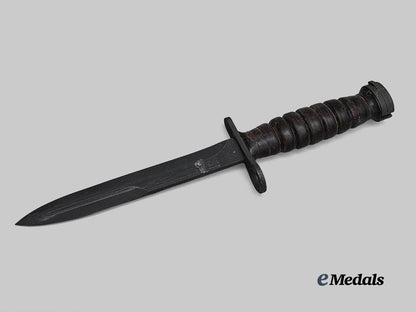 united_states._a_u_s_m4_bayonet_with_m8_scabbard,_by_b._m._co,1944_e_medals__w8594_5