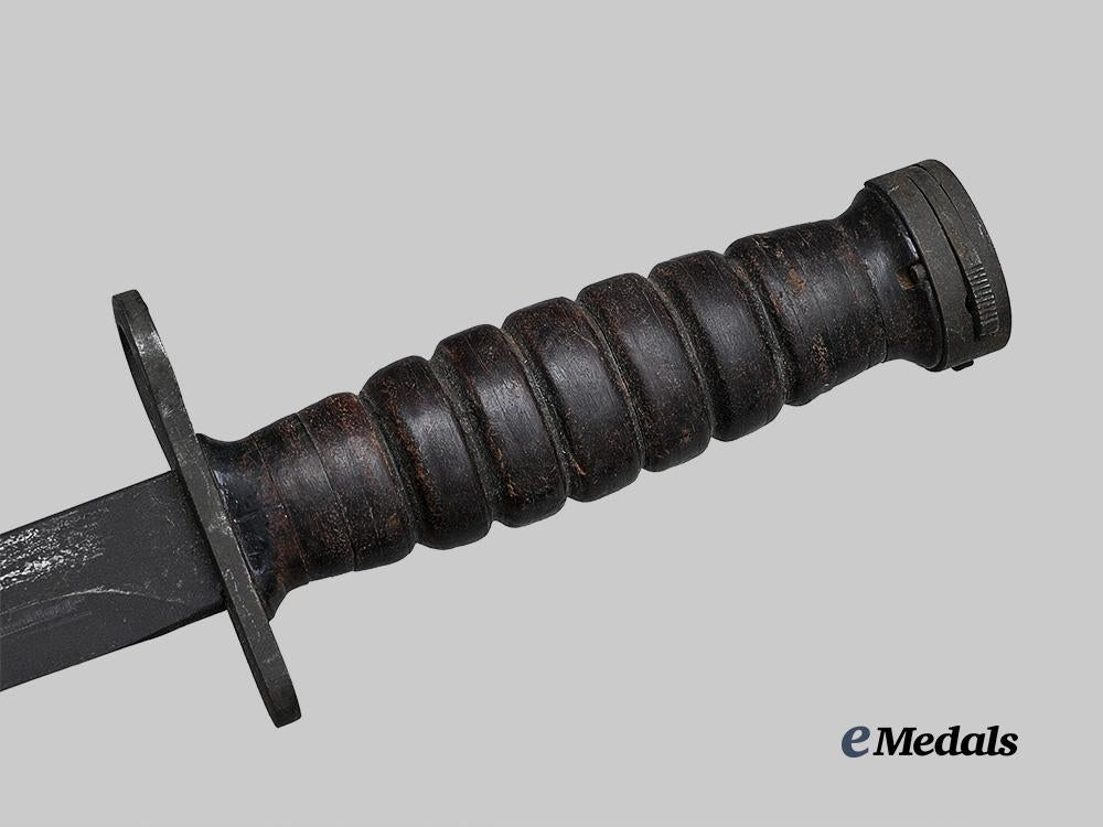 united_states._a_u_s_m4_bayonet_with_m8_scabbard,_by_b._m._co,1944_e_medals__w8594_7