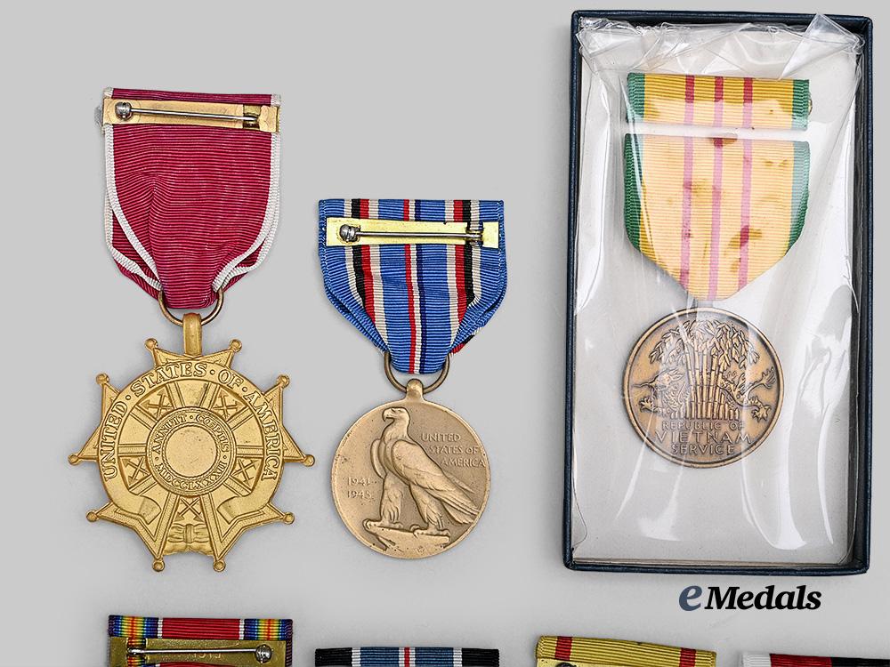 united_states._a_lot_of_thirteen_military_awards_e_medals__w8602_10