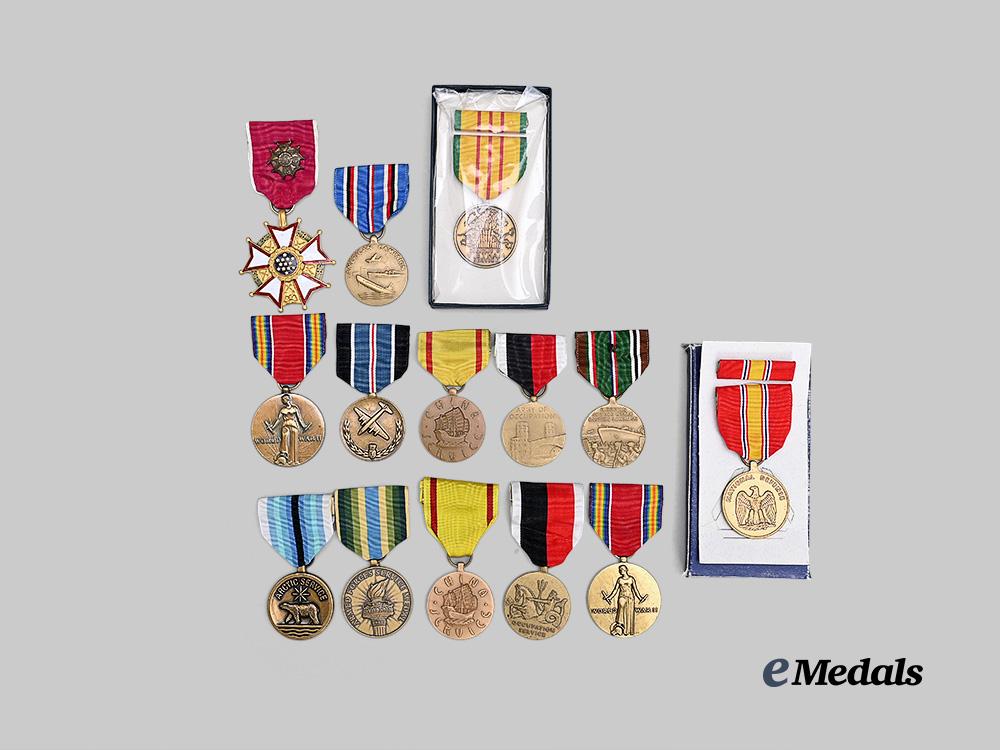 united_states._a_lot_of_thirteen_military_awards_e_medals__w8602_4