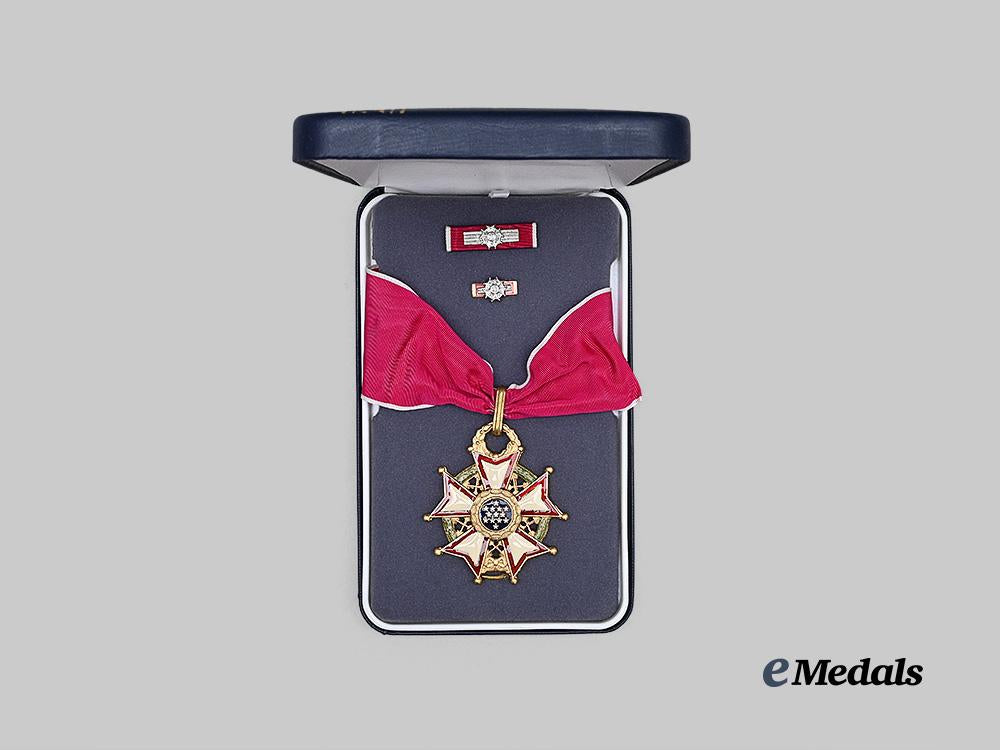 united_states._a_legion_of_merit,_commander_with_case&_carton,_c.1975_e_medals__w8666_3