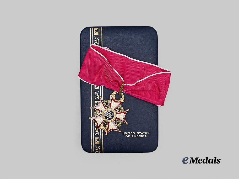 united_states._a_legion_of_merit,_commander_with_case&_carton,_c.1975_e_medals__w8666_4