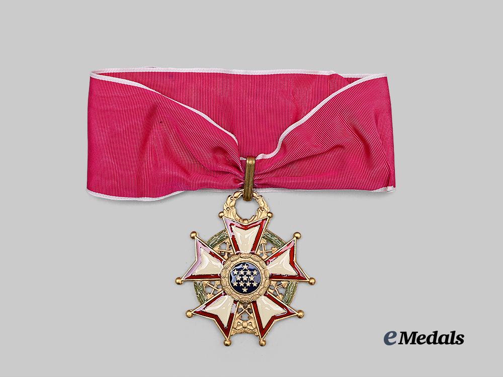 united_states._a_legion_of_merit,_commander_with_case&_carton,_c.1975_e_medals__w8666_5