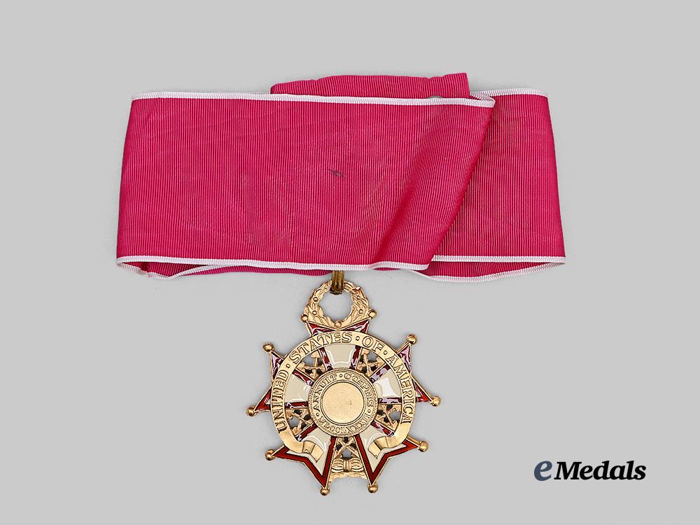 united_states._a_legion_of_merit,_commander_with_case&_carton,_c.1975_e_medals__w8666_7