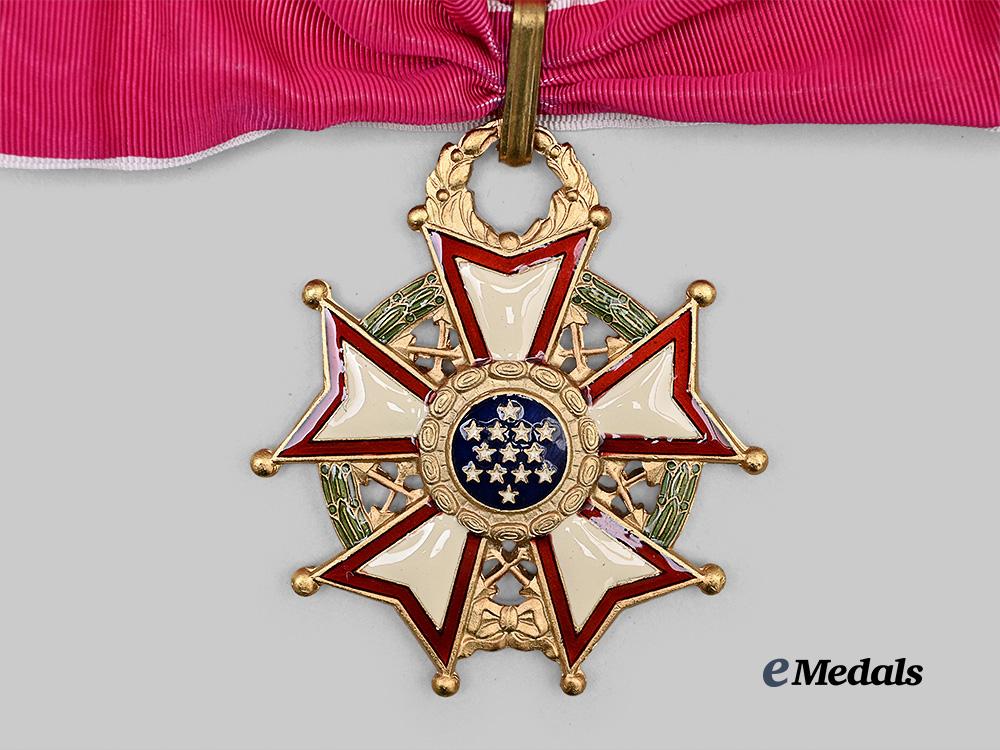 united_states._a_legion_of_merit,_commander_with_case&_carton,_c.1975_e_medals__w8666_8