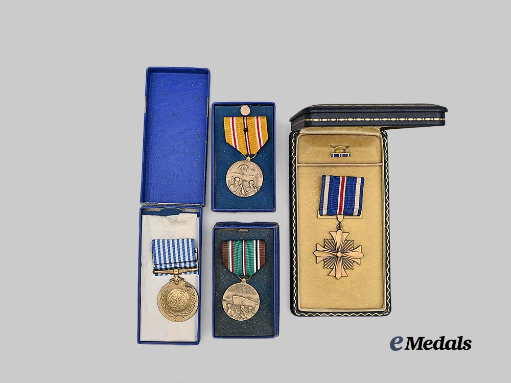 united_states._a_lot_of_decorations,_medals,&_awards_e_medals__w8687_3