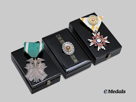 japan,_empire._a_lot_of_two_orders_with_service_badge_e_medals__w8734_4