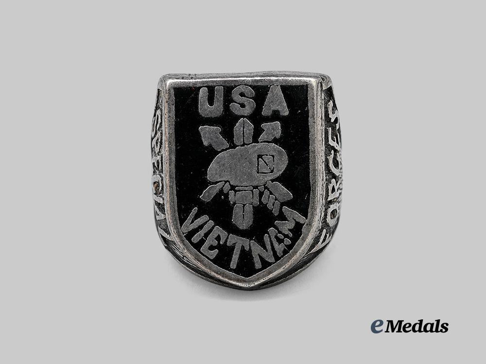 united_states._a_vietnam_special_forces_ring_e_medals__w8735_2