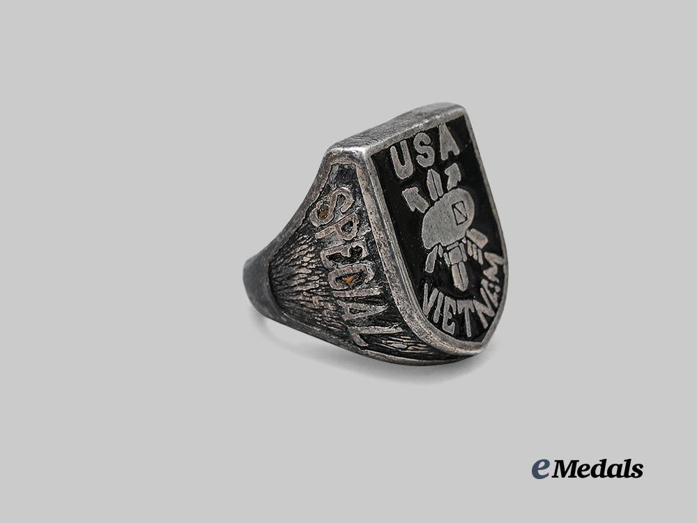 united_states._a_vietnam_special_forces_ring_e_medals__w8735_3