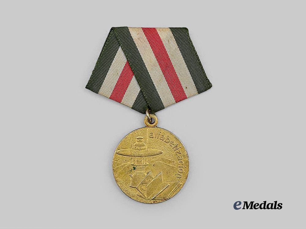 cuba,_republic._a_commemorative_medal_for_the_literacy_campaign,_c.1982_e_medals__w8781_2