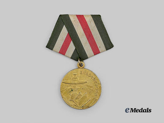 cuba,_republic._a_commemorative_medal_for_the_literacy_campaign,_c.1982_e_medals__w8781_2