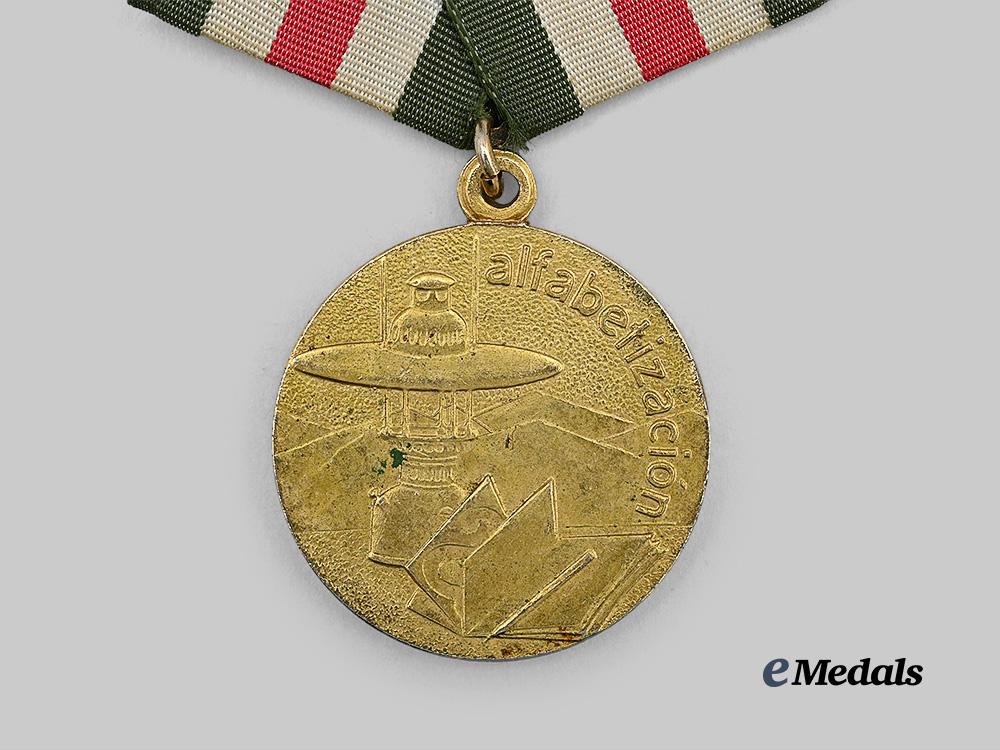 cuba,_republic._a_commemorative_medal_for_the_literacy_campaign,_c.1982_e_medals__w8781_3