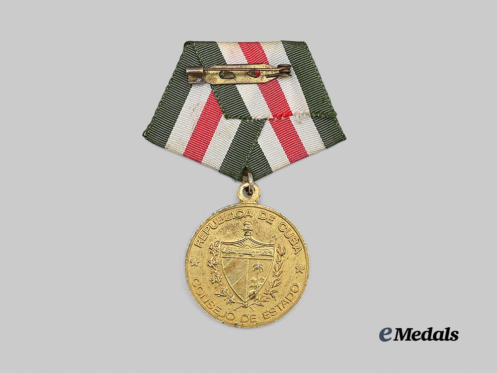 cuba,_republic._a_commemorative_medal_for_the_literacy_campaign,_c.1982_e_medals__w8781_4