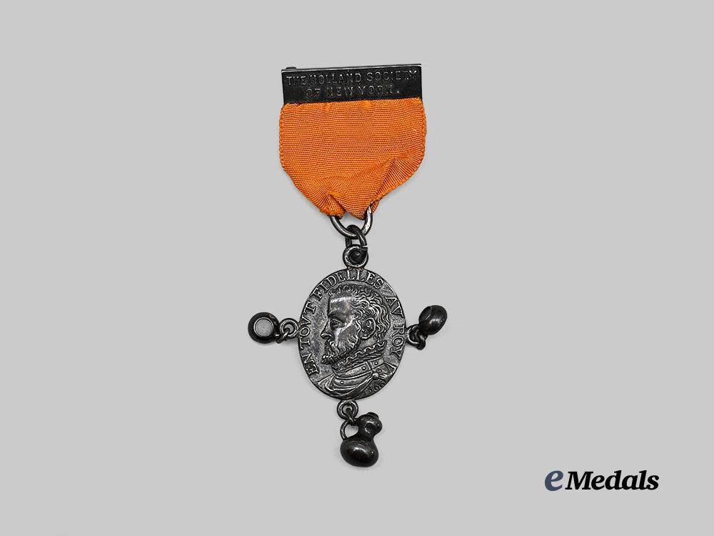 united_states._a_holland_society_of_new_york_membership_badge,_by_tiffany,_c.1890_e_medals__w8795_2