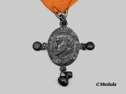 united_states._a_holland_society_of_new_york_membership_badge,_by_tiffany,_c.1890_e_medals__w8795_3