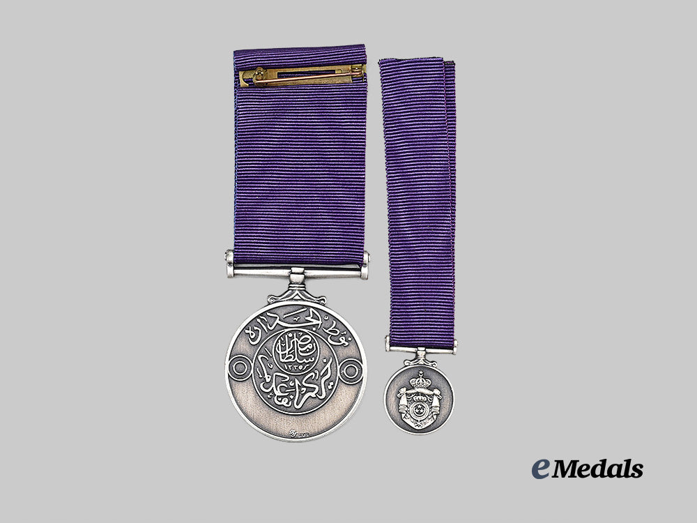egypt,_arab_republic._a_meritorious_service_medal,_i_i_class,_by_royal_insignia_e_medals__w8827_7