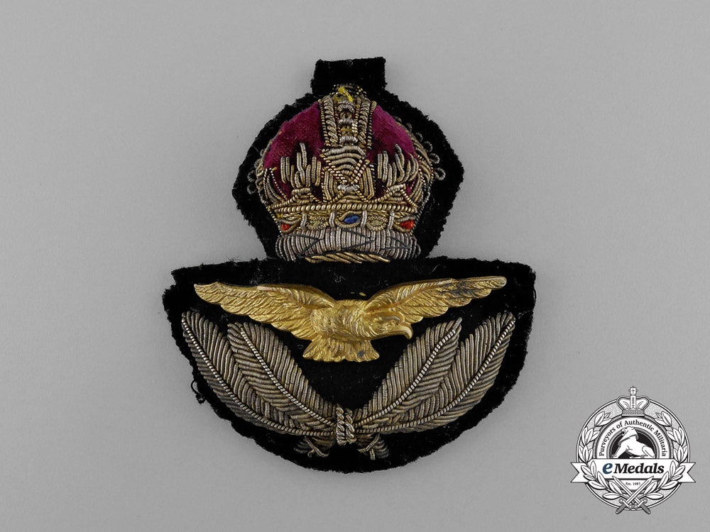 a_royal_canadian_air_force(_rcaf)_officer's_cap_badge_e_0678