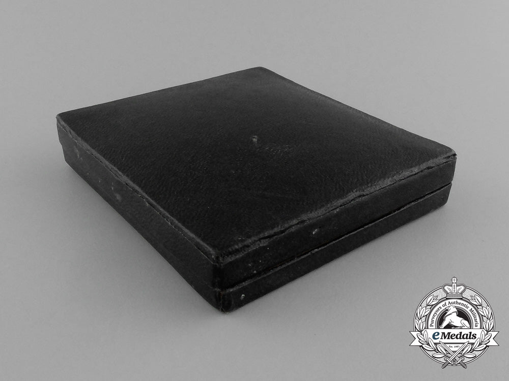 an_absolutely_mint_iron_cross1939_second_class_in_its_original_ldo_case_of_issue_e_0770
