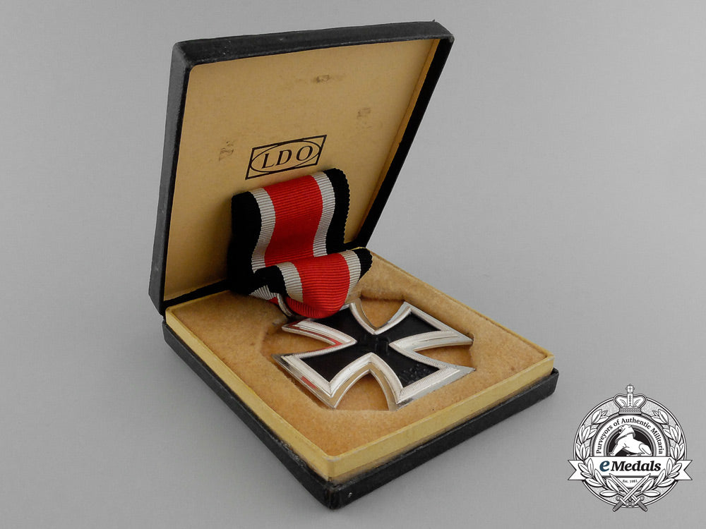 an_absolutely_mint_iron_cross1939_second_class_in_its_original_ldo_case_of_issue_e_0771