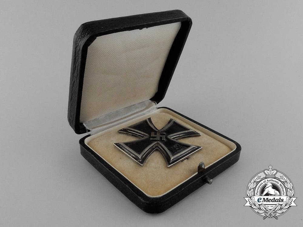 an_iron_cross1939_first_class_by_klein&_quenzer_in_its_original_case_of_issue_e_0951