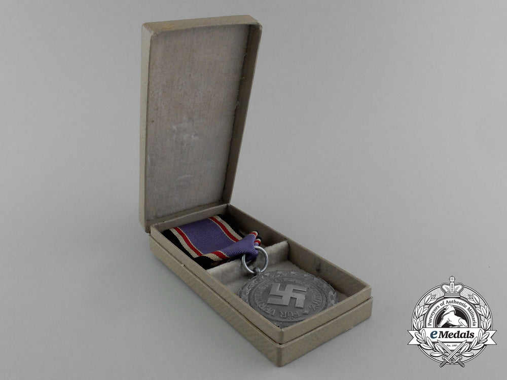 a_scarce_air_raid_defence“_luftschutz”_medal;_second_class(_light_version)_in_its_original_box_of_issue_e_1629
