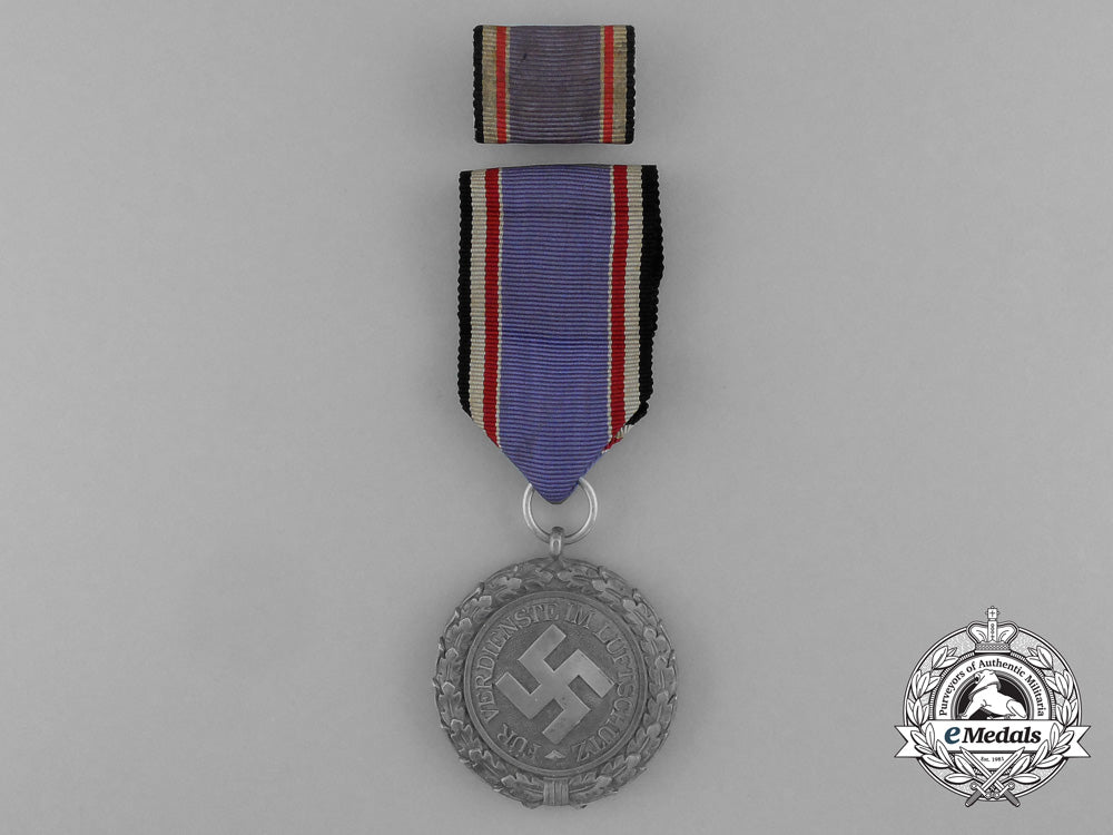 a_scarce_air_raid_defence“_luftschutz”_medal;_second_class(_light_version)_in_its_original_box_of_issue_e_1630