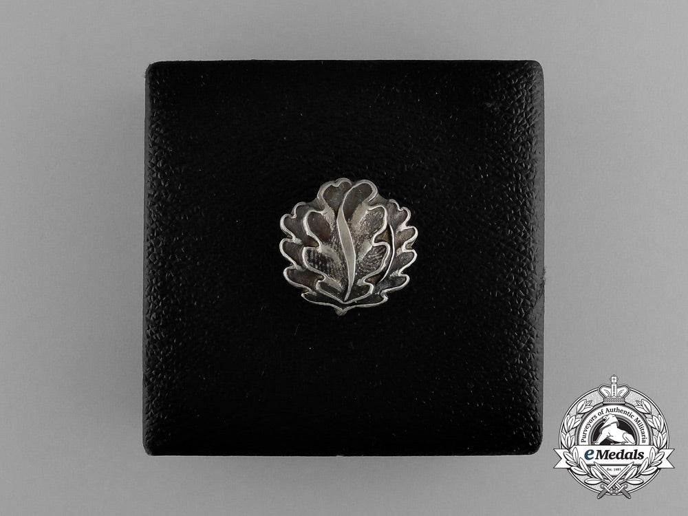 a_cased_set_of_oakleaves_to_the_knight’s_cross_of_the_iron_cross1939;1957_version_e_2275