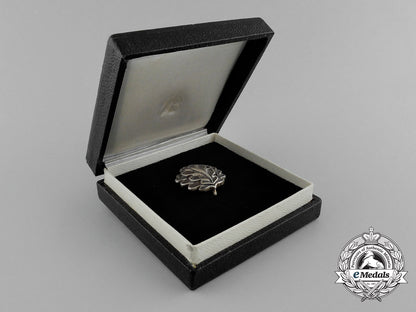 a_cased_set_of_oakleaves_to_the_knight’s_cross_of_the_iron_cross1939;1957_version_e_2277