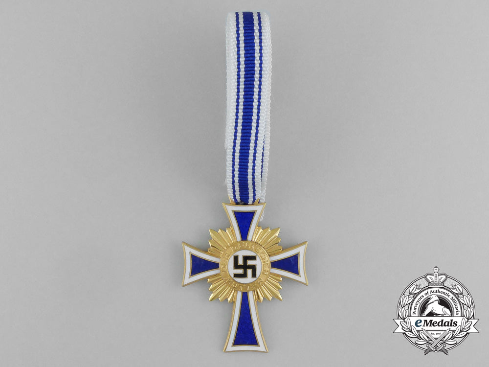 a_gold_grade_mother’s_cross_in_its_original_case_of_issue_e_2971