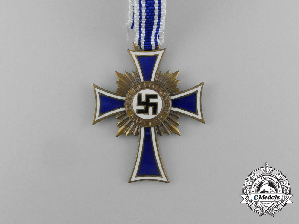a_bronze_grade_mother’s_cross“_mutterehrenkreuz”_e_4184