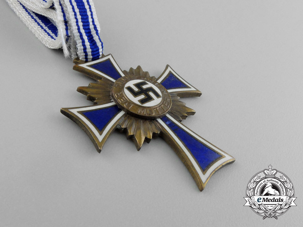 a_bronze_grade_mother’s_cross“_mutterehrenkreuz”_e_4185