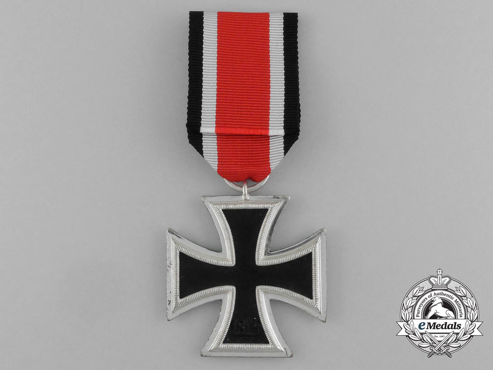 a_mint_iron_cross1939_second_class_by_berg&_nolte_with_its_boutonniere_in_its_packet_of_issue_e_5081