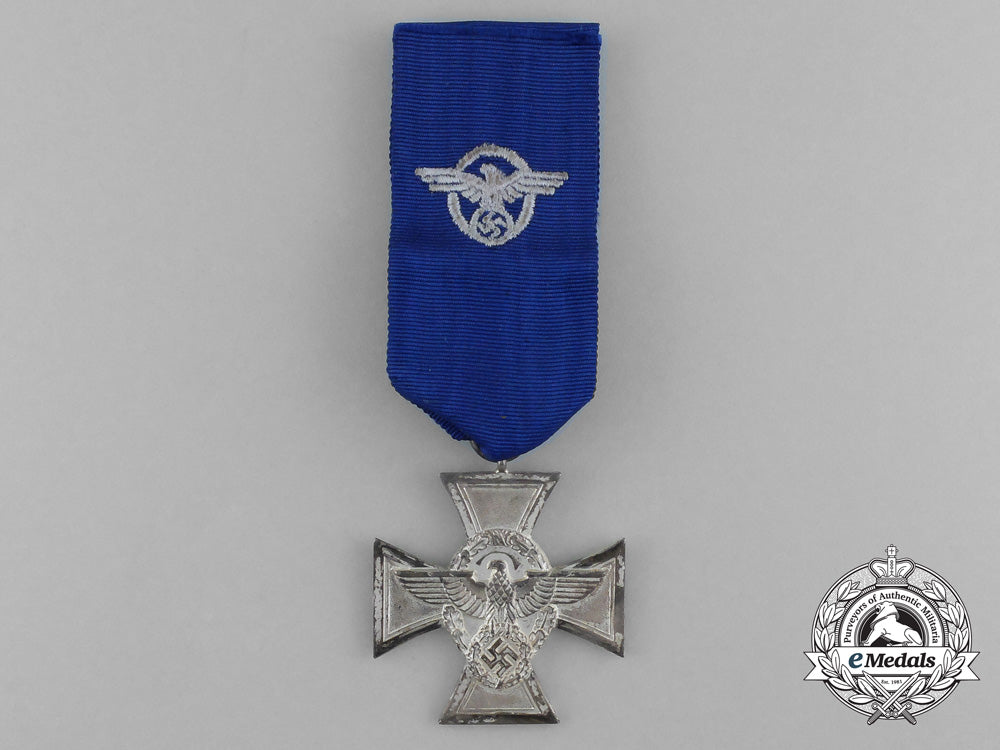 a_second_war_german_police_long_service_medal_for18_years_of_service_in_its_case_of_issue_e_5490