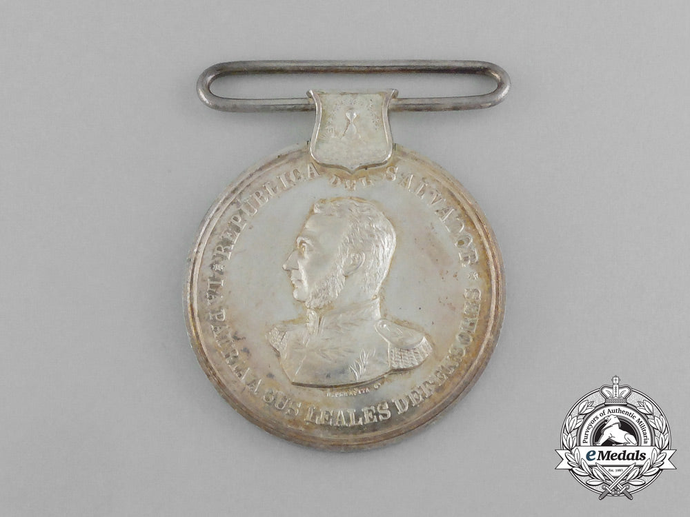 el_salvador._a_rare_medal_for_bravery_e_6858